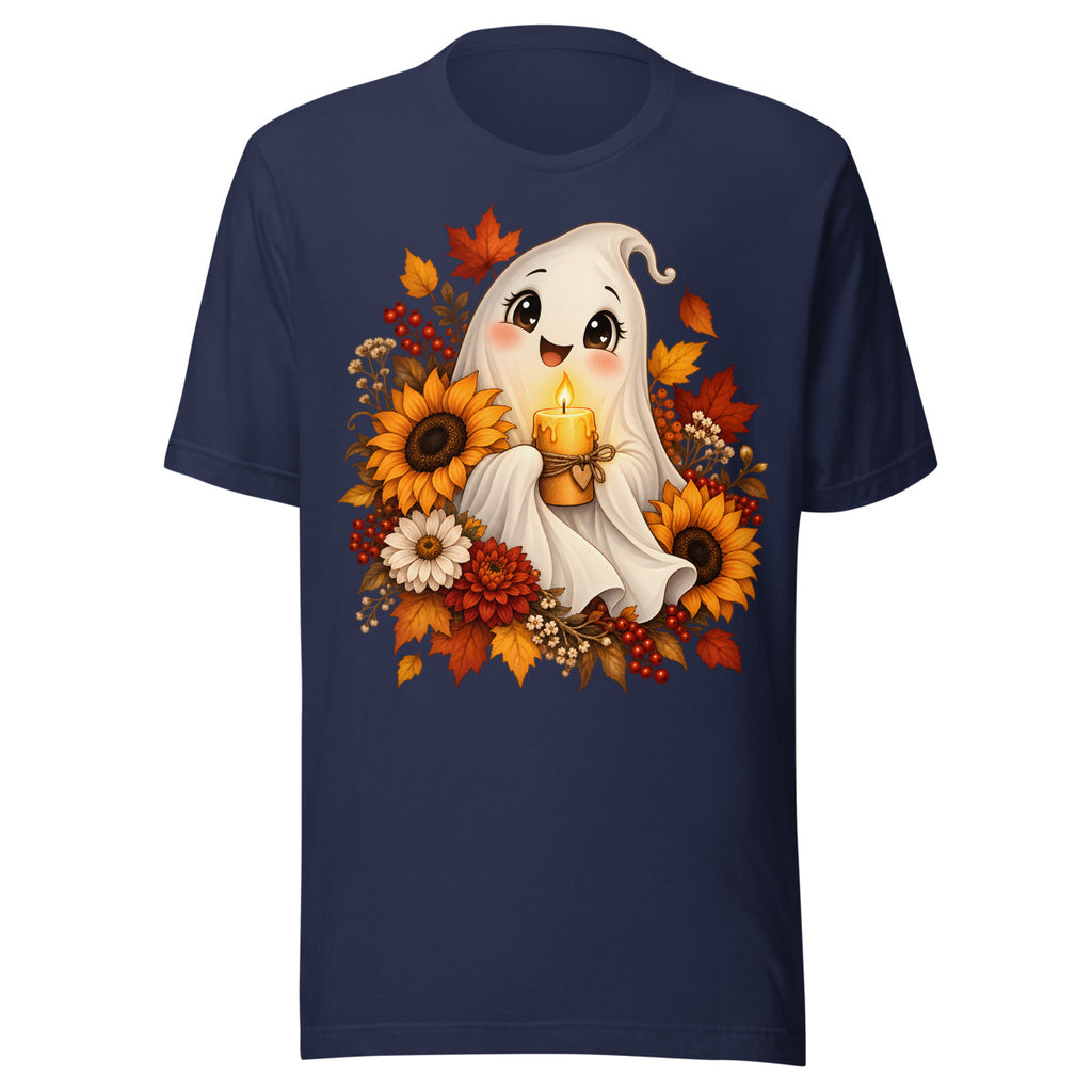 Niedlicher Geist mit herzförmigen Augen, der eine brennende Kerze hält, umgeben von herbstlichen Blumen, Blättern und Kürbissen. – Unisex Staple T-Shirt | Bella + Canvas 3001