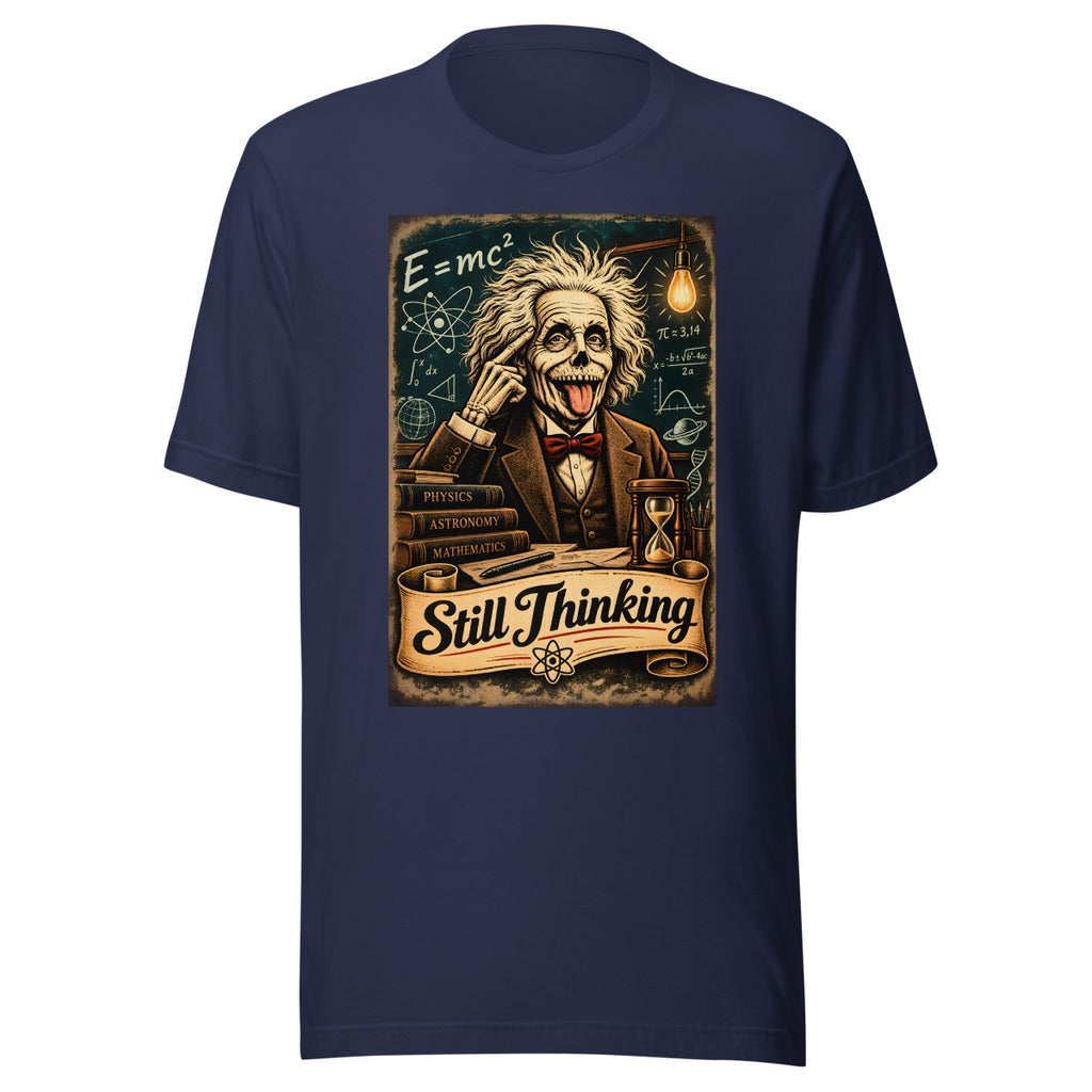 Skelett Einstein mit Zunge raus und Schriftzug Still Thinking – T-Shirt – großer Frontdruck