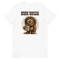 Ohne Kaffee nur Deko - Unisex T-Shirt in Weiß, großer Frontdruck - tatsächlicher Printful-Druck