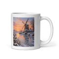 Verschneite Windmühle im Morgenlicht – Tasse 11oz